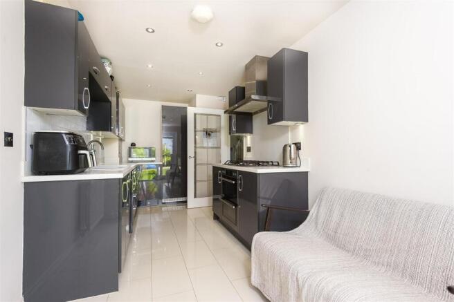 4 bed Detached to rent Image 8