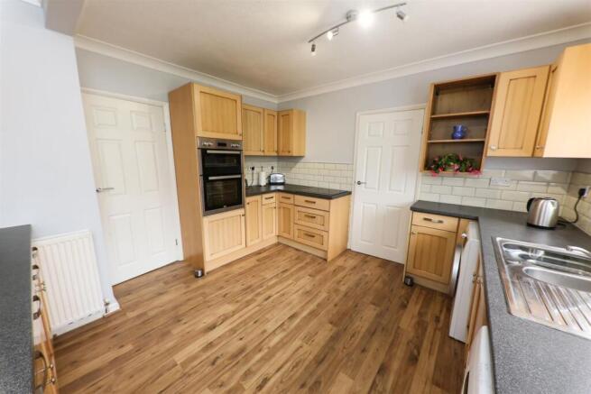 FITTED KITCHEN