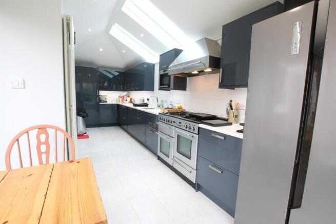 Tudor Walk, Leatherhead, KT22 photo 4