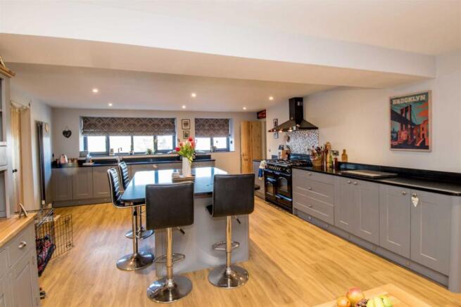 FAMILY KITCHEN/DINING ROOM
