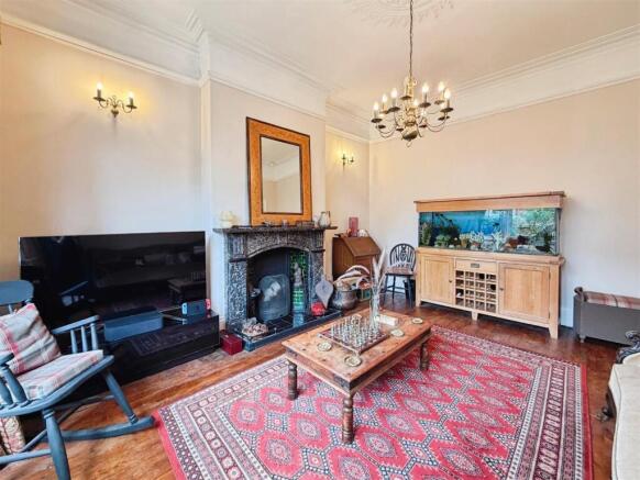 6 bed Detached for sale Image 8