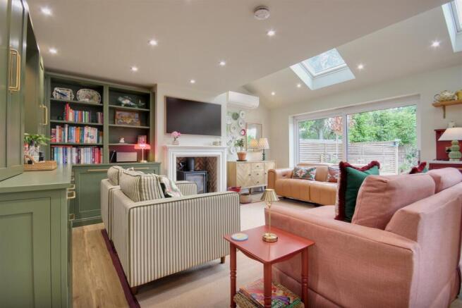 5 bed Detached for sale Image 8