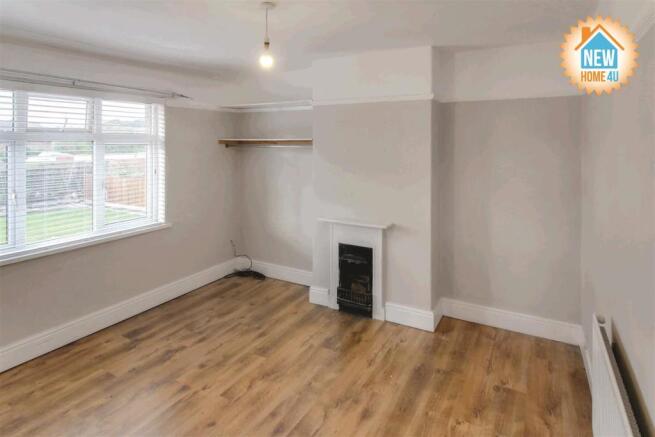 MAIN BEDROOM: