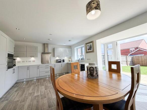 'L' SHAPED KITCHEN/DINING