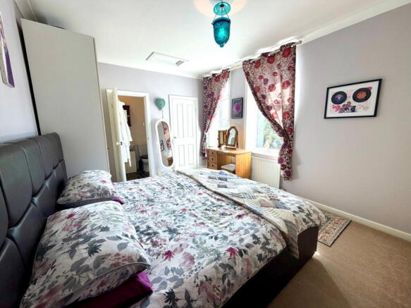 3 bed Semi-Detached for sale Image 12
