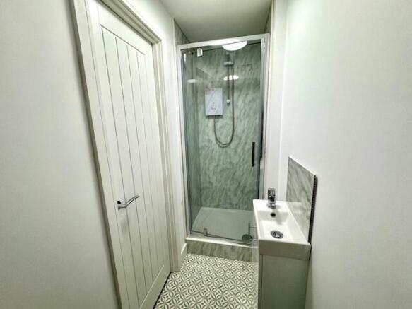 3 bed Apartment to rent Image 7