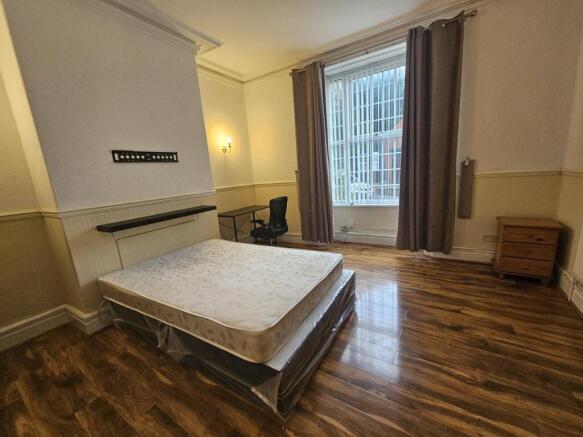 Bright, neatly presented double bedroom with wo...