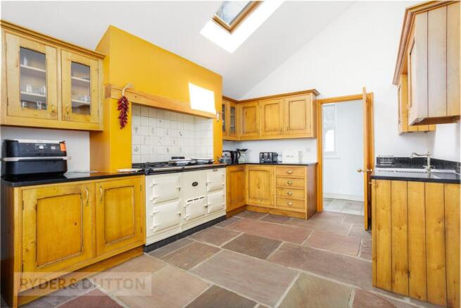4 bed Detached for sale Image 10