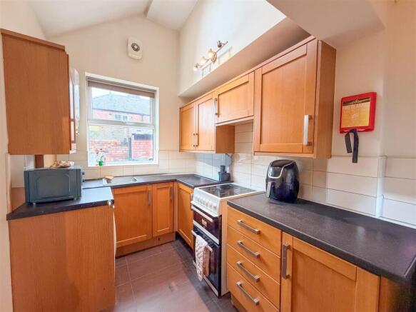 4 bed House to rent Image 4