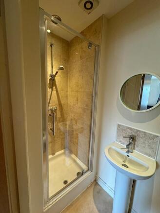 Semi-Detached to rent Image 10