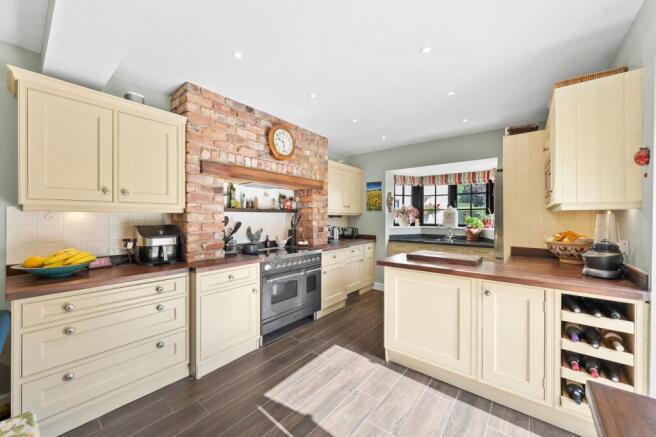 4 bed Detached for sale Image 4