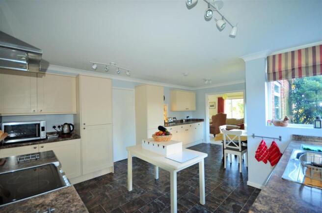 Kitchen-Dining 1.JPG