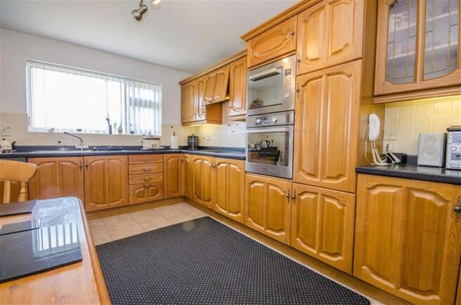 KITCHEN / BREAKFAST 