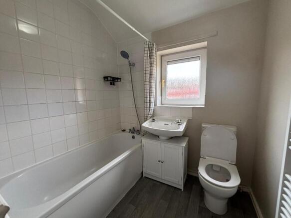 2 bed Semi-Detached to rent Image 8