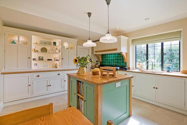 5 bed Detached for sale Image 7