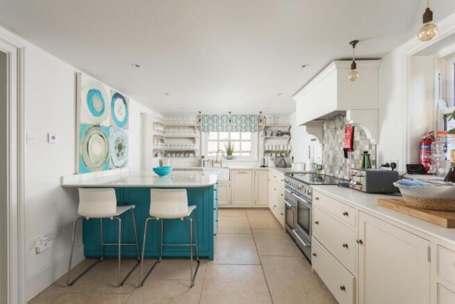 6 bed Semi-Detached for sale Image 5