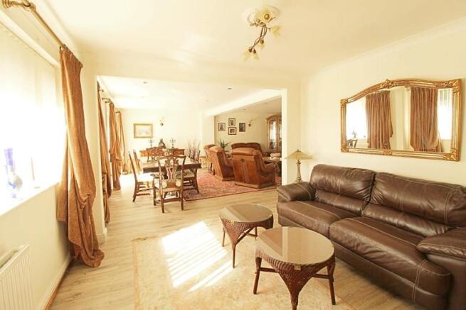 L-SHAPED LOUNGE/DINING AREA