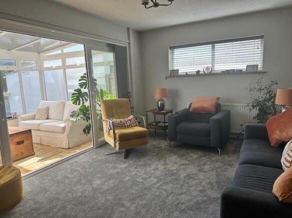 Lounge 1.jpg