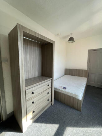 4 bed House to rent Image 12