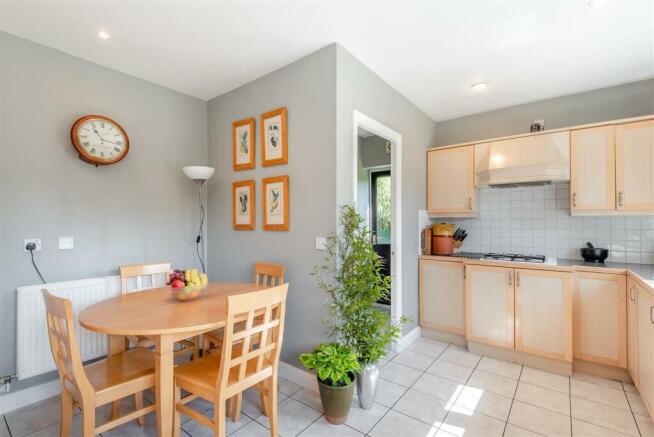 8555122-interior02v.jpg
