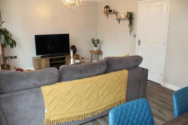 Lounge/Dining Room Picture 2