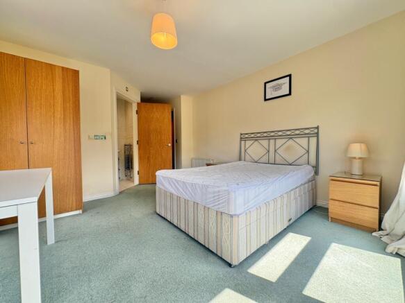 3 bed Flat to rent Image 10