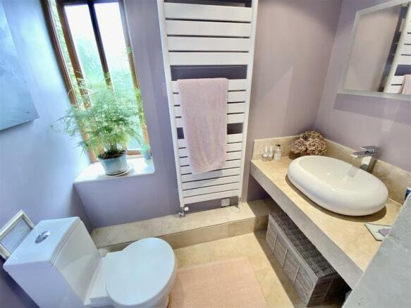 EN-SUITE SHOWER ROOM