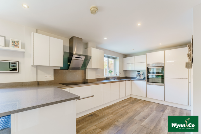5 bed Detached for sale Image 11
