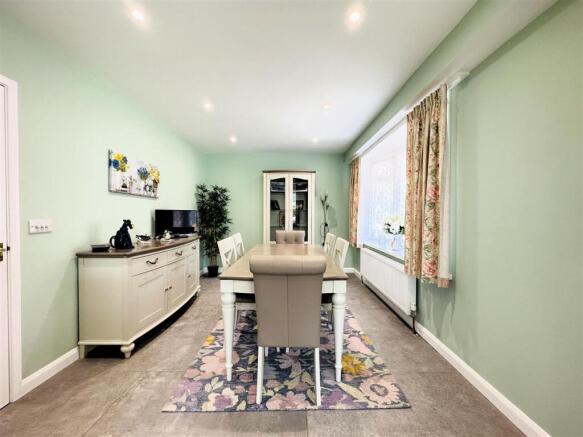 5 bed Detached for sale Image 10