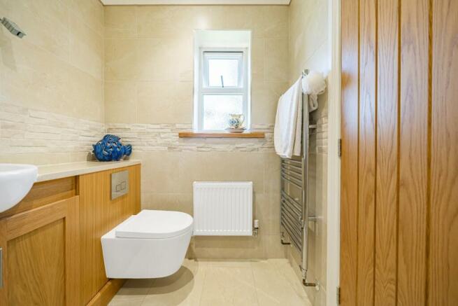 MODERN EN-SUITE SHOWER ROOM