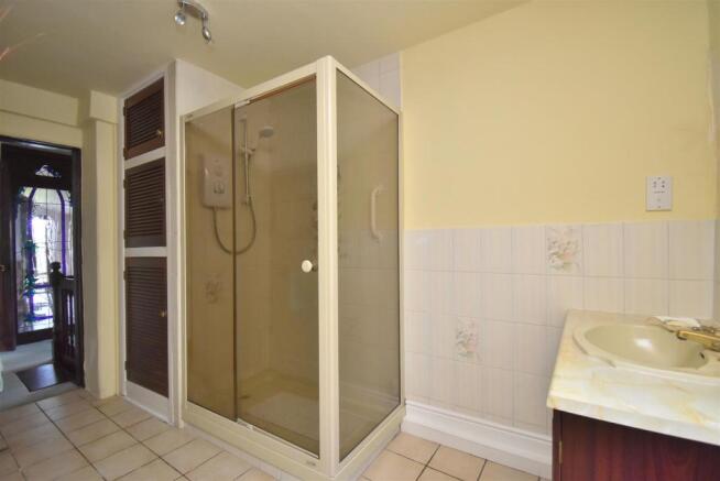 Shower/Cloakroom
