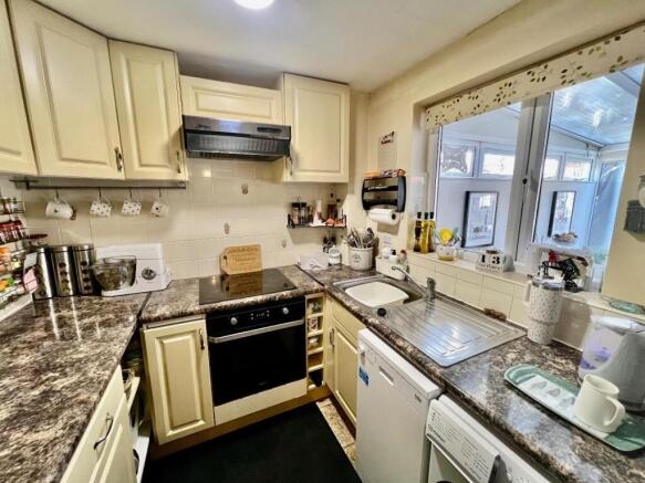 CHAIN FREE - Buxton Drive, Desborough, Kettering photo 4