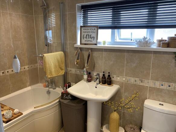FAMILY BATHROOM WC