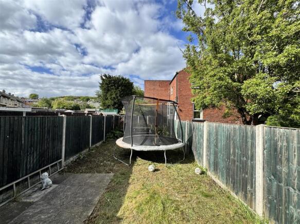 2 bed End of Terrace to rent Image 5