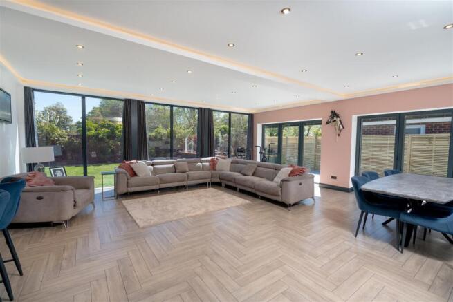 4 bed Detached for sale Image 4