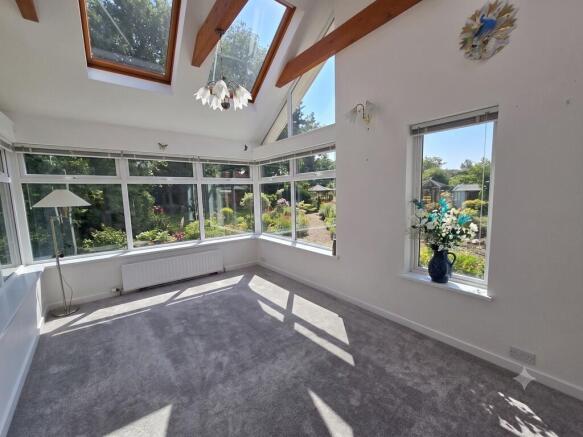 4 bed Detached to rent Image 3