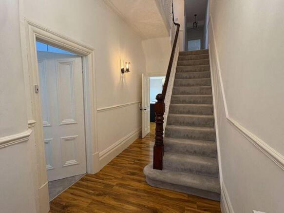 5 bed Semi-Detached to rent Image 9