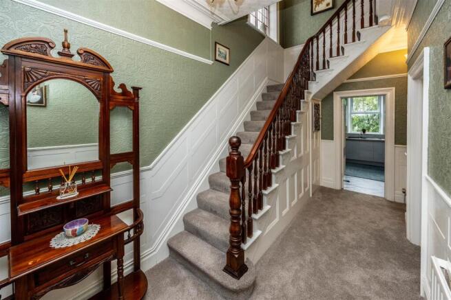 6 bed Detached for sale Image 4