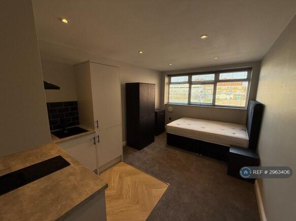 Studio to rent Image 10