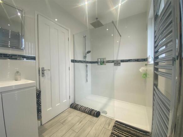 35 cedar ave bathroom.jpg