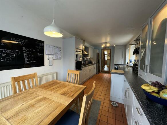 KITCHEN/BREAKFAST ROOM