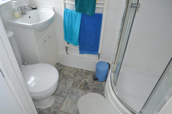 GUEST CLOAKROOM