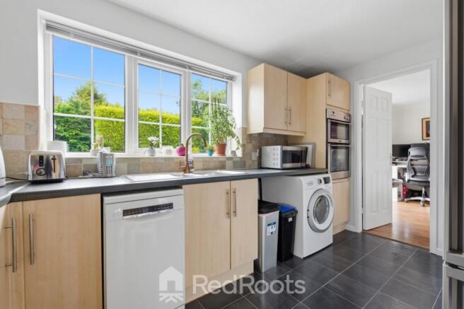4 bed Detached for sale Image 8