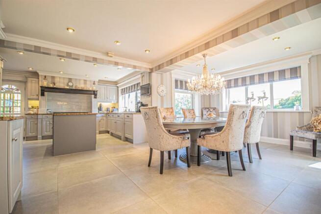 5 bed Detached for sale Image 6
