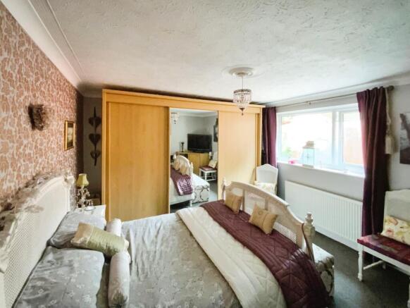 5 bed Detached Bungalow for sale Image 10