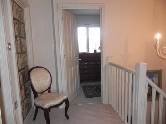https://s3-eu-west-1.amazonaws.com/propertylab/allanmorris/property-images/standard/2406_20 Avonmill Place - Landing 2.JPG