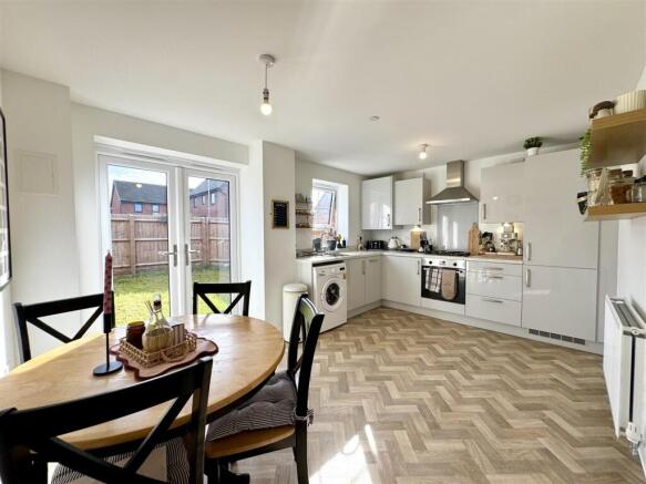 KITCHEN/DINING ROOM