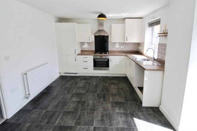 3 bed Semi-Detached for sale Image 3