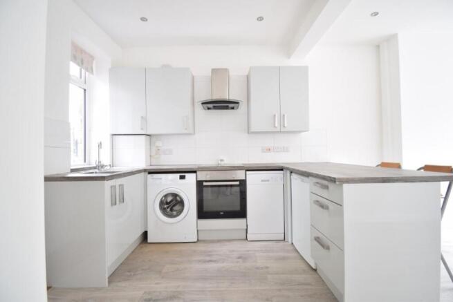 3 bed Terraced to rent Image 4