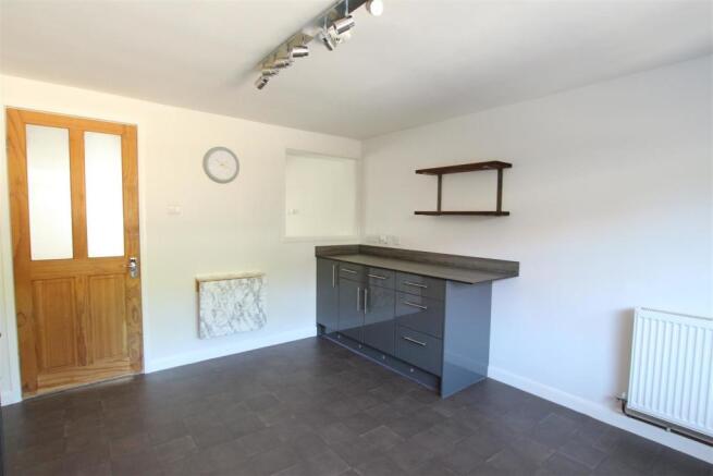 KITCHEN/DINING